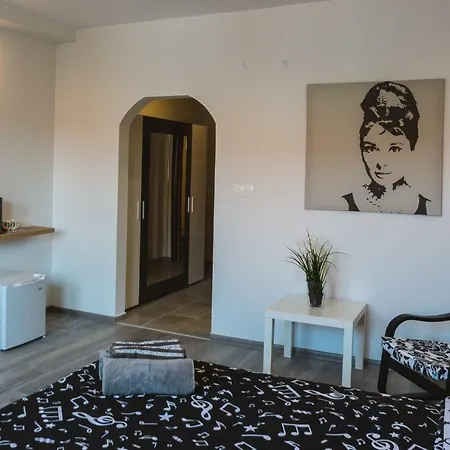Victoria Apartment *